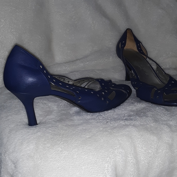 Beautiful Hand made Saluvia heels - Picture 3 of 7